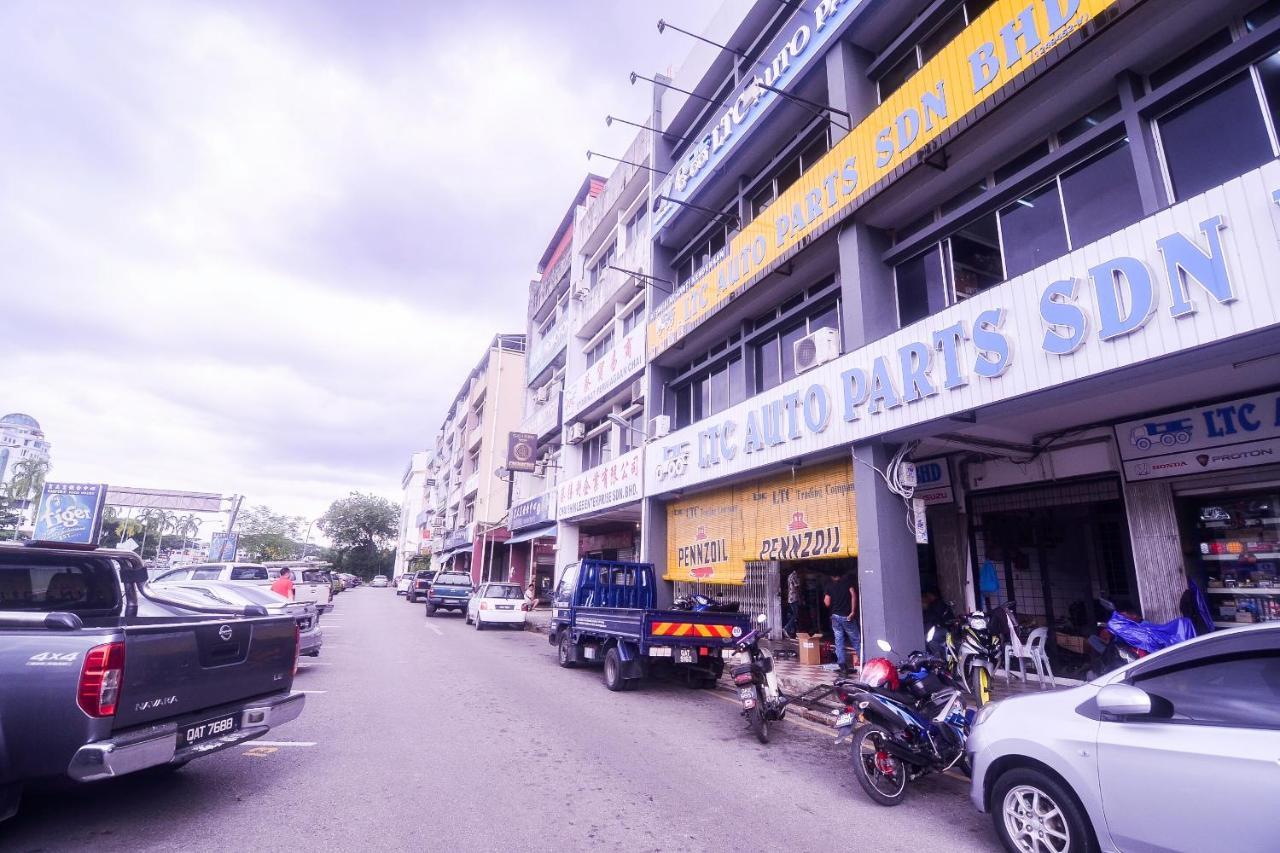 Super Oyo 89465 Golden Lounge Hotel Kuching Exterior photo